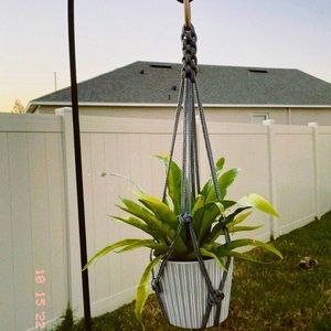 Macrame plant hanger